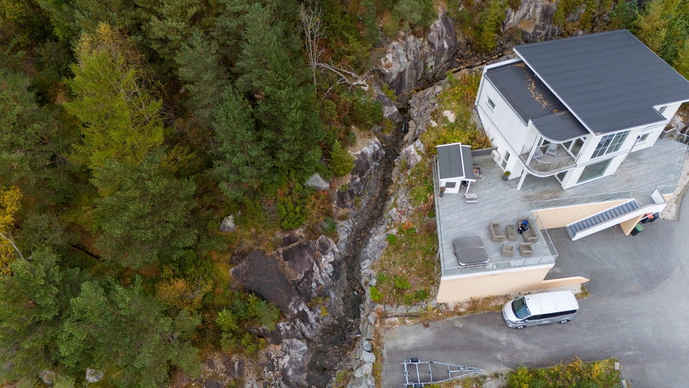 flyfoto av moderne hus med elv langsved