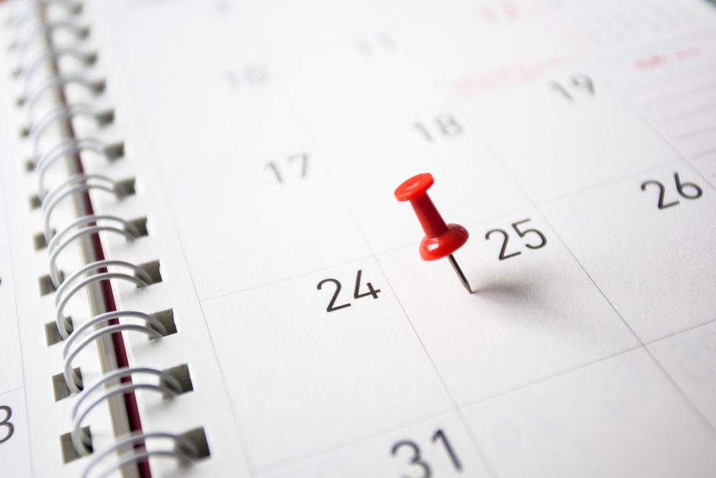 kalender og dato markert med rød pin