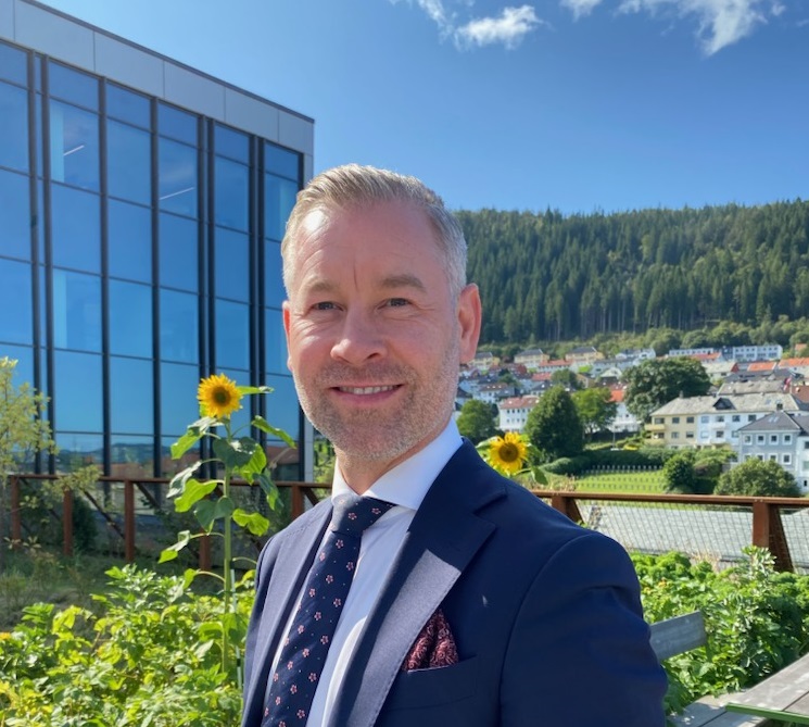 profilbilde mann på takterrasse med blå dress