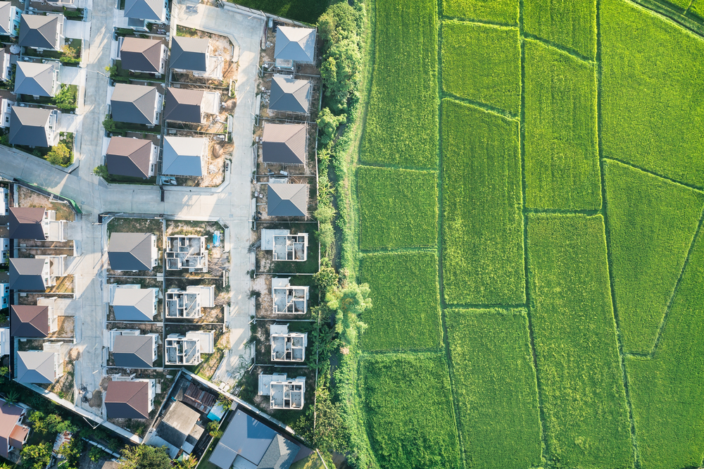 Boligfelt og landbruksareal delt i to deler