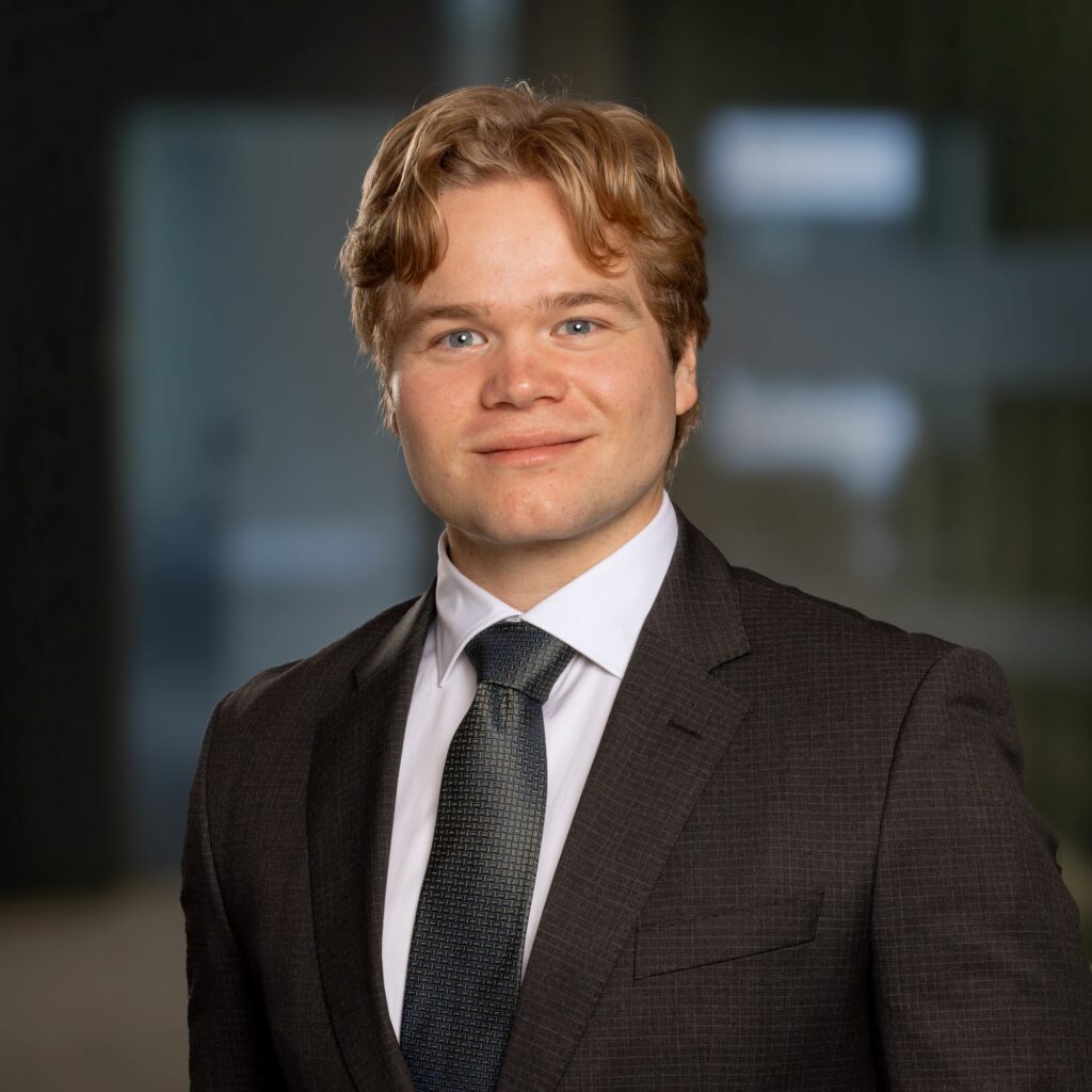 Ung mann med mørk dress og slips