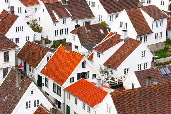 Hvite hus med røde hustak Stavanger