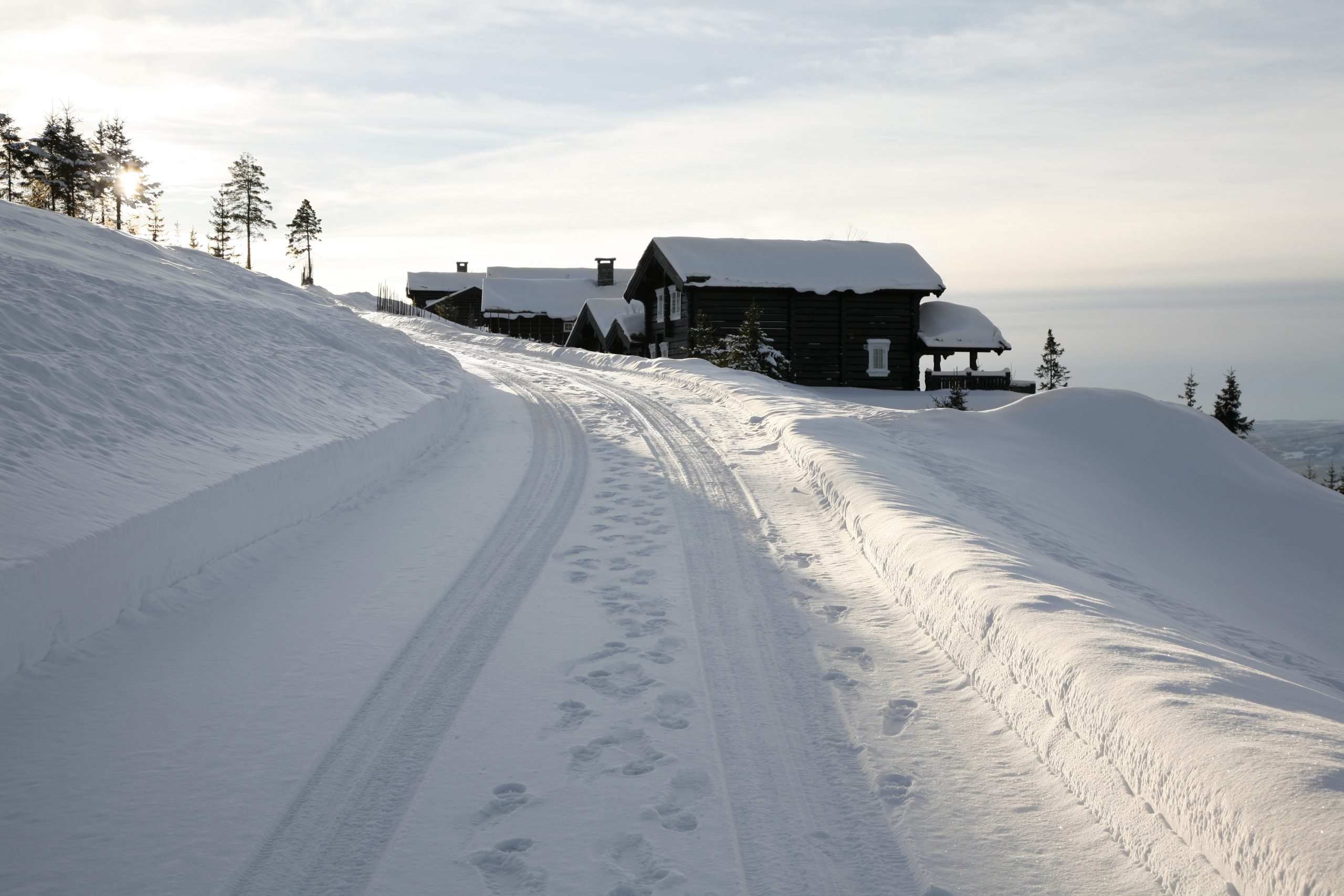 Hytter i hvitt snølandsskap