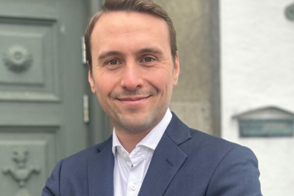 ung mann i blå dress