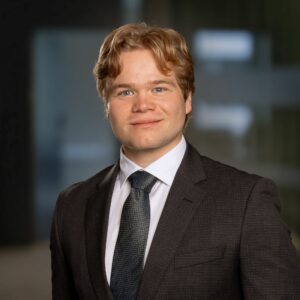 Ung mann med mørk dress og slips