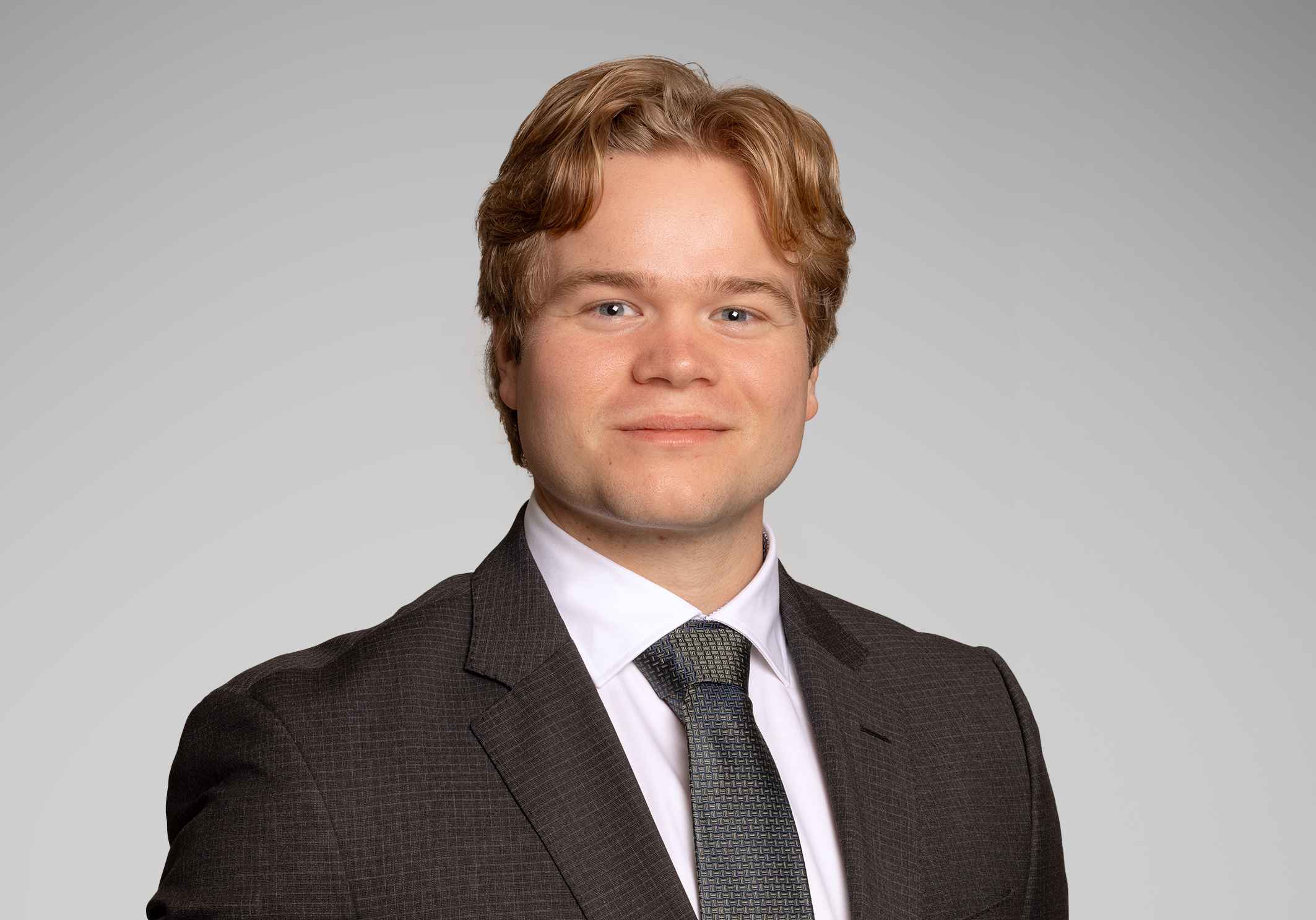 Ung mann i mørk dress og slips