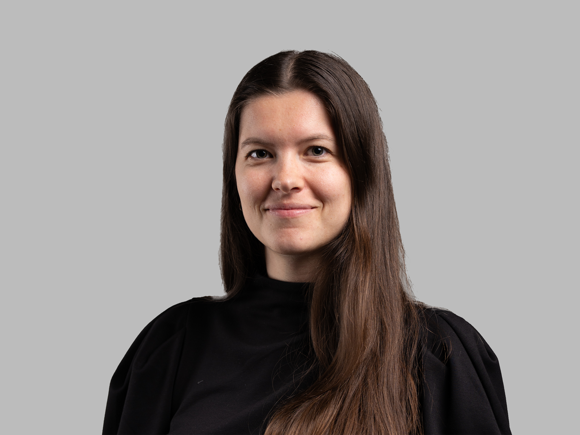 Ung kvinne mørkt langt hår