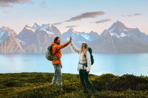 Ungt par på fjelltur